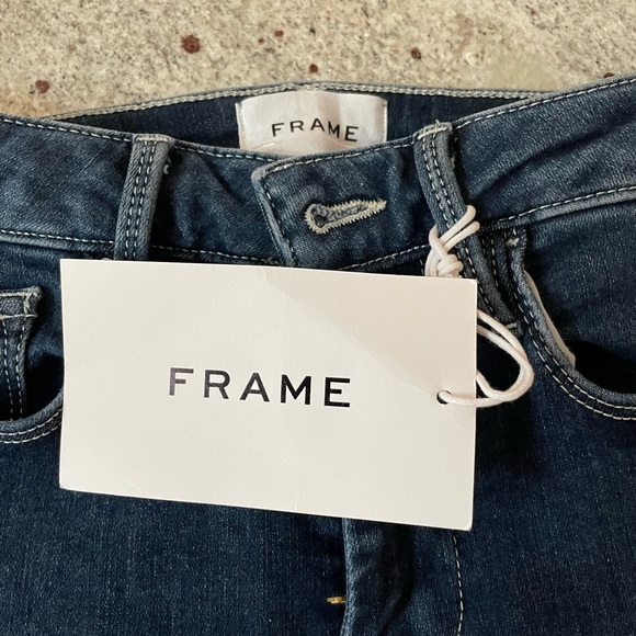 Le One Flare Mid-rise Jean from Frame - Picture 9 of 11